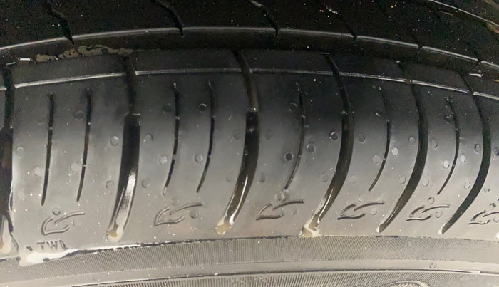 2015 Renault Duster 85 PS RXL PLUS DIESEL, Diesel, Manual, 98,972 km, Right Rear Tyre Tread