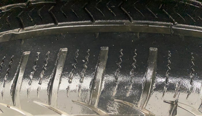 2015 Mahindra XUV500 W6, Diesel, Manual, 1,13,116 km, Right Front Tyre Tread