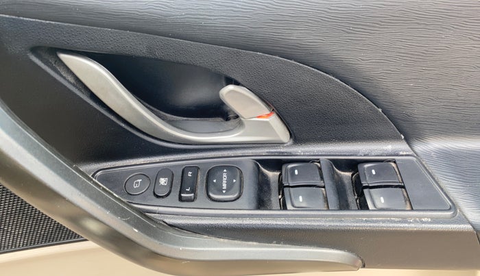 2015 Mahindra XUV500 W6, Diesel, Manual, 1,13,116 km, Driver Side Door Panels Control