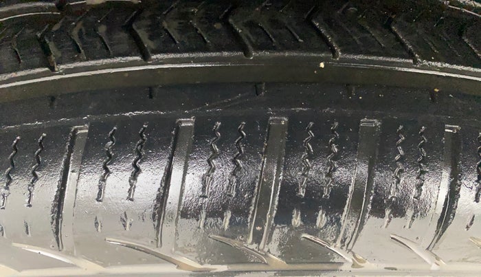 2015 Mahindra XUV500 W6, Diesel, Manual, 1,13,116 km, Left Front Tyre Tread