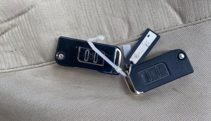 2015 Mahindra XUV500 W6, Diesel, Manual, 1,13,116 km, Key Close Up