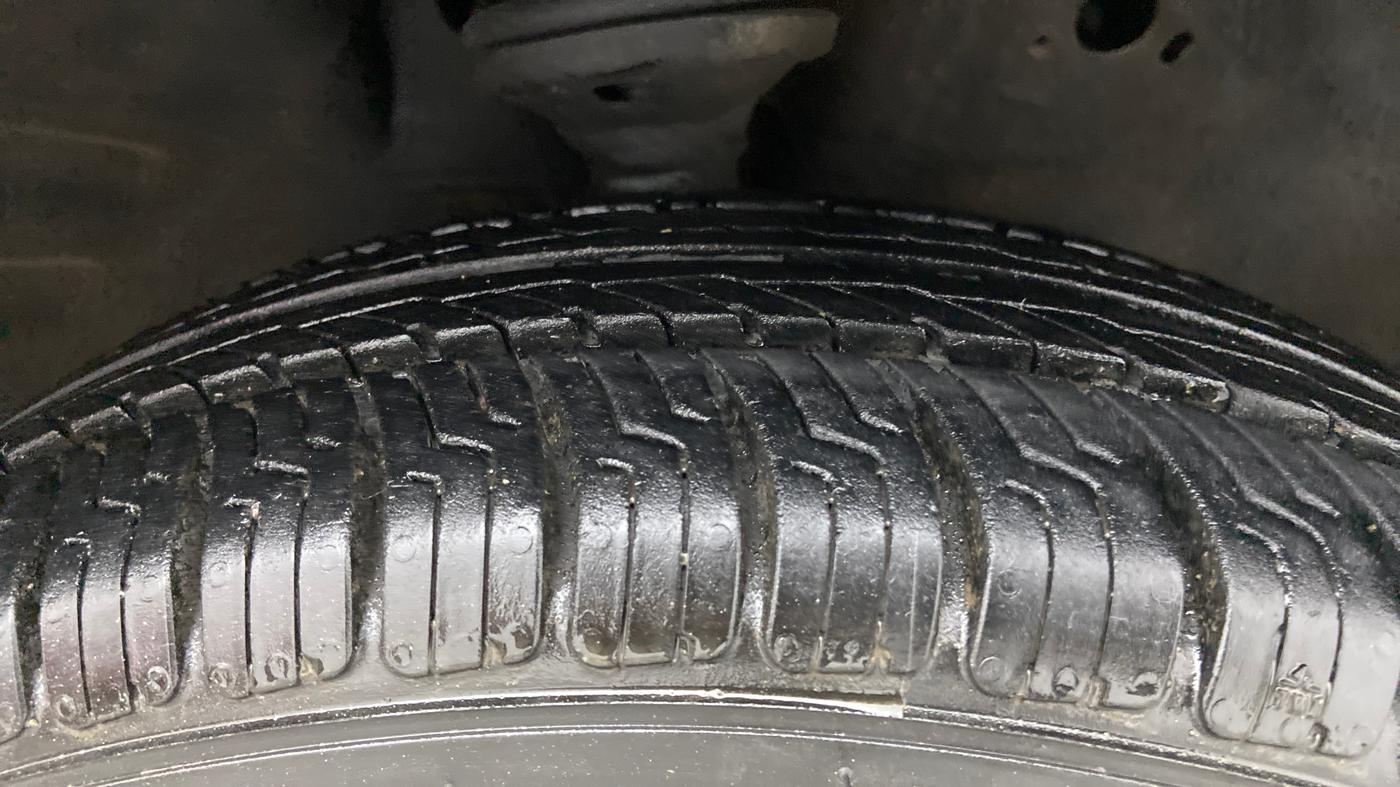 2015 Maruti Wagon R 1.0 VXI, Petrol, Manual, 66,445 km, Right Front Tyre Tread