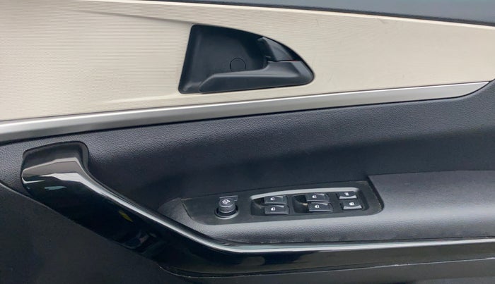 2022 Mahindra XUV700 AX 5 P MT 7 STR, Petrol, Manual, 32,954 km, Driver Side Door Panels Control