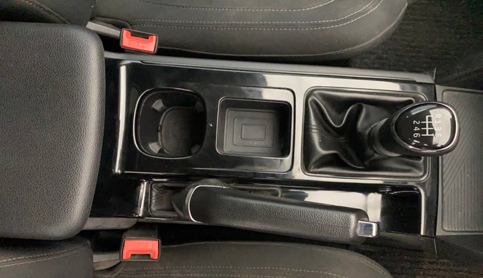 2022 Mahindra XUV700 AX 5 P MT 7 STR, Petrol, Manual, 32,954 km, Gear Lever