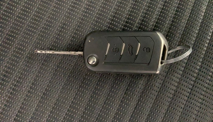 2022 Mahindra XUV700 AX 5 P MT 7 STR, Petrol, Manual, 32,954 km, Key Close Up