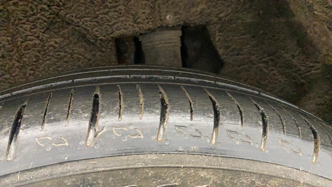 2022 Mahindra XUV700 AX 5 P MT 7 STR, Petrol, Manual, 32,954 km, Left Rear Tyre Tread