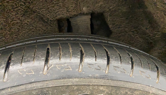 2022 Mahindra XUV700 AX 5 P MT 7 STR, Petrol, Manual, 32,954 km, Left Rear Tyre Tread