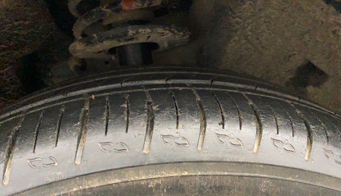 2022 Mahindra XUV700 AX 5 P MT 7 STR, Petrol, Manual, 32,954 km, Right Front Tyre Tread