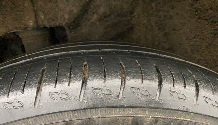 2022 Mahindra XUV700 AX 5 P MT 7 STR, Petrol, Manual, 32,954 km, Right Rear Tyre Tread