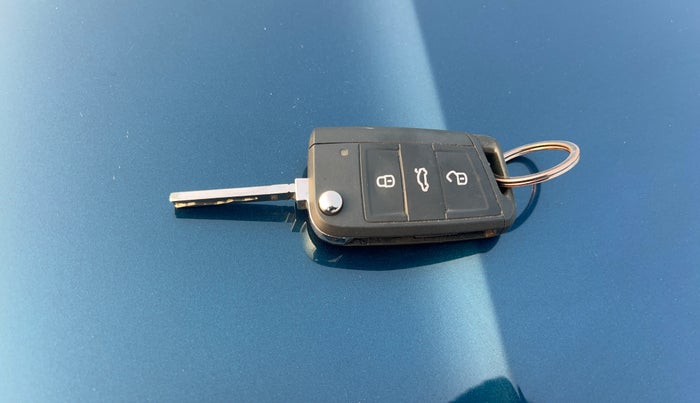 2025 Skoda KUSHAQ  Signature 1.0L TSI MT , Petrol, Manual, 4,742 km, Key Close Up