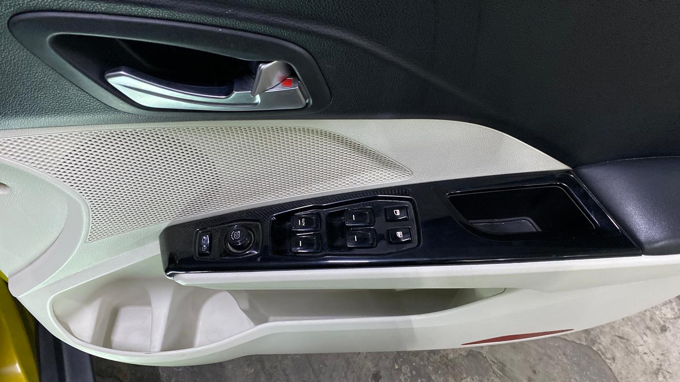 2024 Mahindra XUV 3XO AX5 1.2 L TCMPFi, Petrol, Manual, 31,773 km, Driver Side Door Panels Control