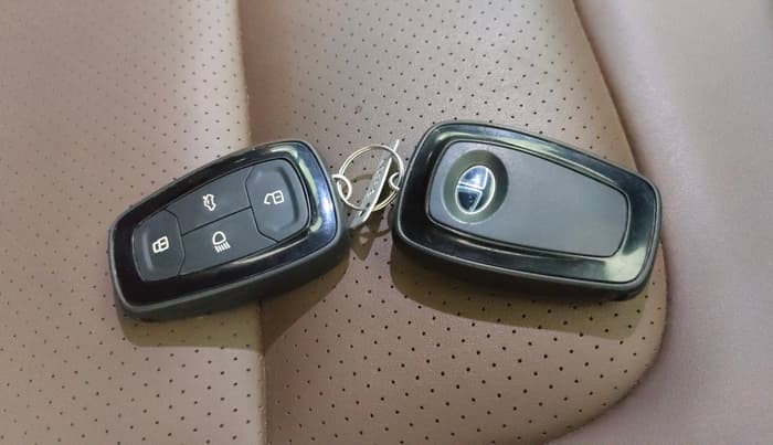 2021 Tata Harrier XZ 2.0L, Diesel, Manual, 1,20,404 km, Key Close Up