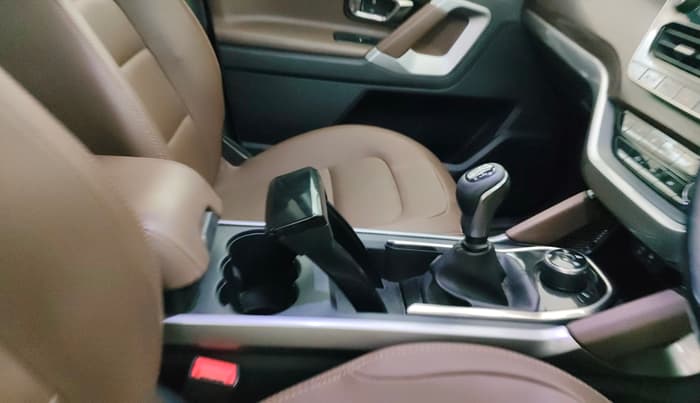 2021 Tata Harrier XZ 2.0L, Diesel, Manual, 1,20,404 km, Gear Lever