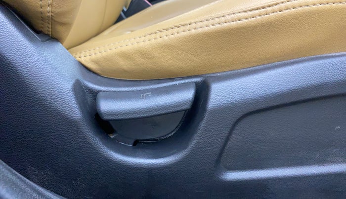 2014 Hyundai Elite i20 MAGNA 1.2, Petrol, Manual, 1,17,677 km, Driver Side Adjustment Panel