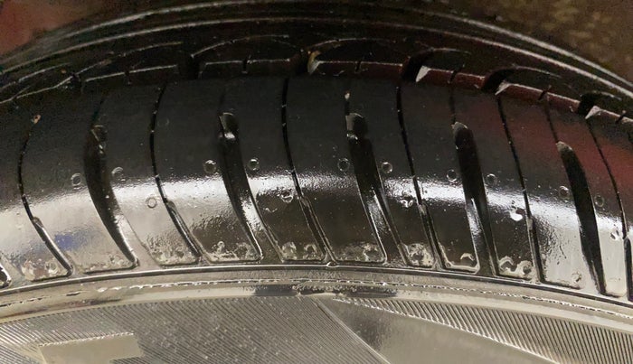 2014 Hyundai Elite i20 MAGNA 1.2, Petrol, Manual, 1,17,677 km, Right Rear Tyre Tread