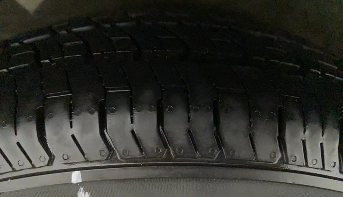 2014 Hyundai i10 SPORTZ 1.1, Petrol, Manual, 27,677 km, Right Front Tyre Tread