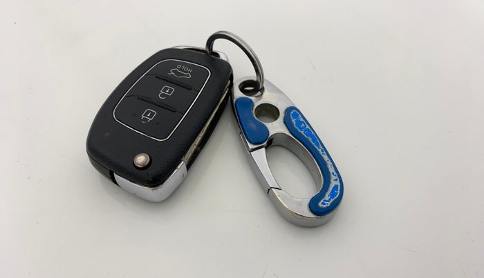 2014 Hyundai Xcent S (O) 1.2, Petrol, Manual, 34,923 km, Key Close Up