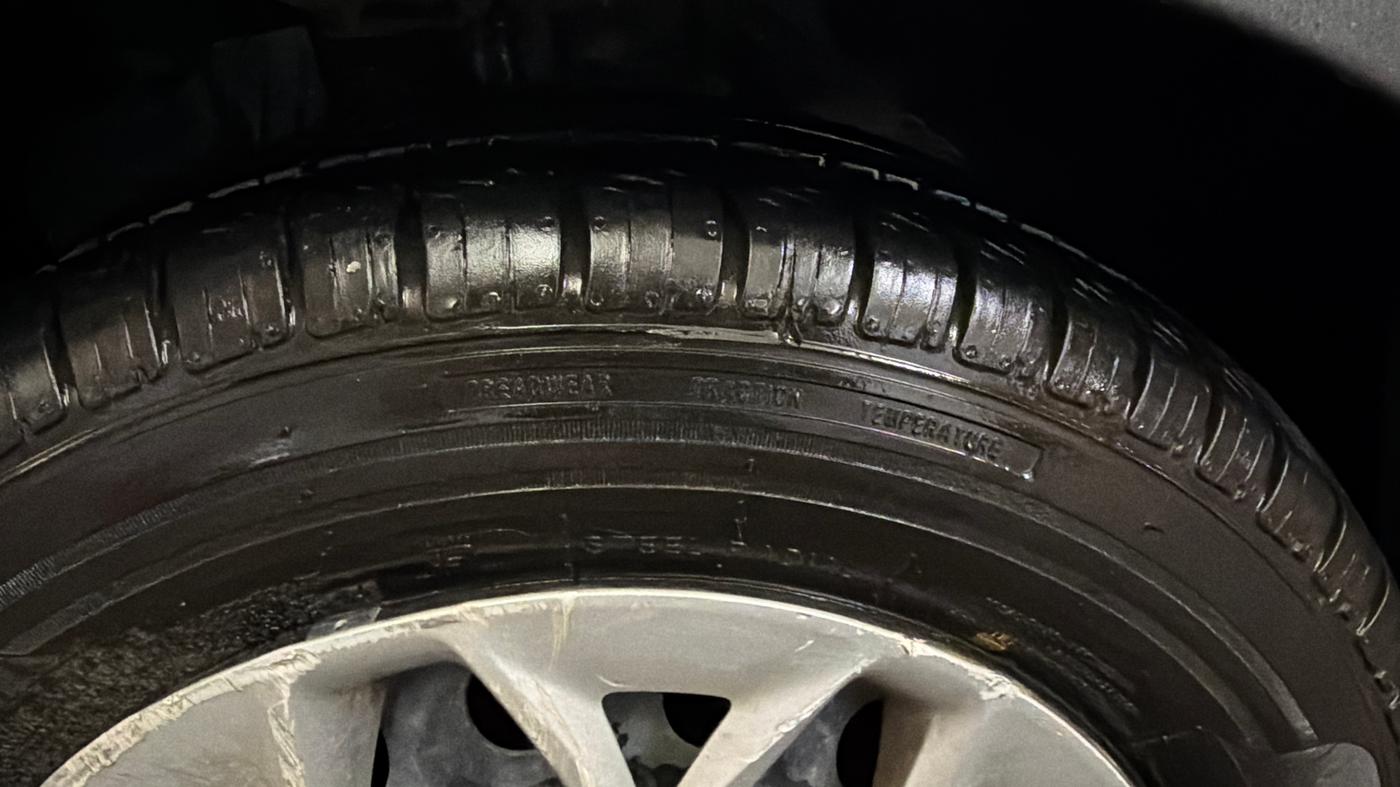 2016 Ford New Figo TREND 1.2 PETROL, Petrol, Manual, 1,22,891 km, Left Rear Tyre Tread