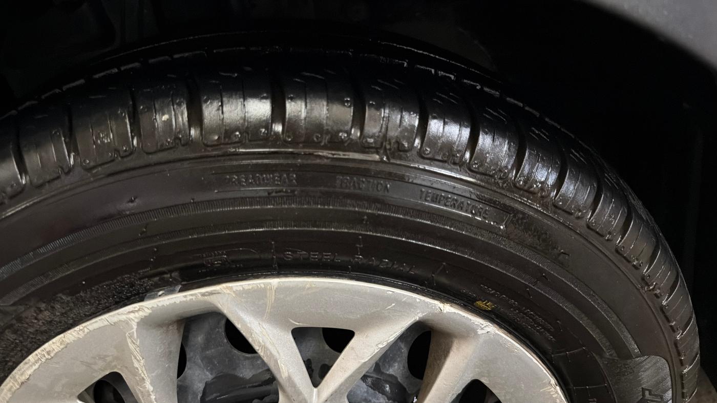 2016 Ford New Figo TREND 1.2 PETROL, Petrol, Manual, 1,22,891 km, Left Front Tyre Tread