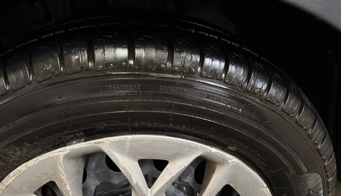 2016 Ford New Figo TREND 1.2 PETROL, Petrol, Manual, 1,22,891 km, Left Front Tyre Tread