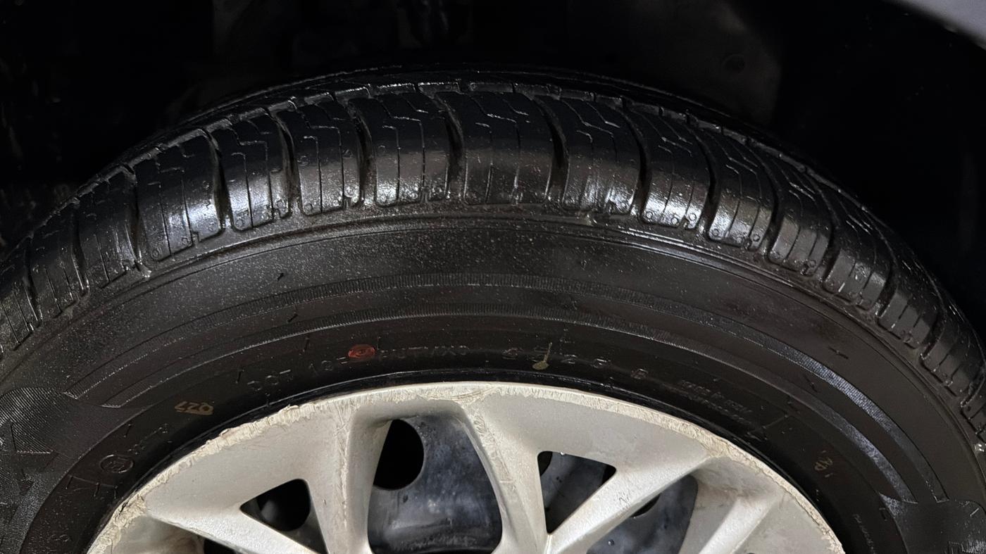 2016 Ford New Figo TREND 1.2 PETROL, Petrol, Manual, 1,22,891 km, Right Front Tyre Tread
