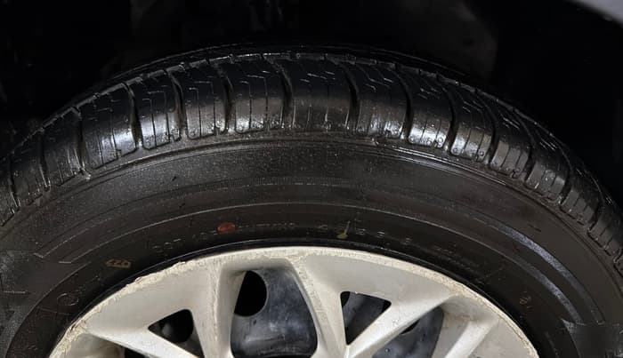 2016 Ford New Figo TREND 1.2 PETROL, Petrol, Manual, 1,22,891 km, Right Front Tyre Tread
