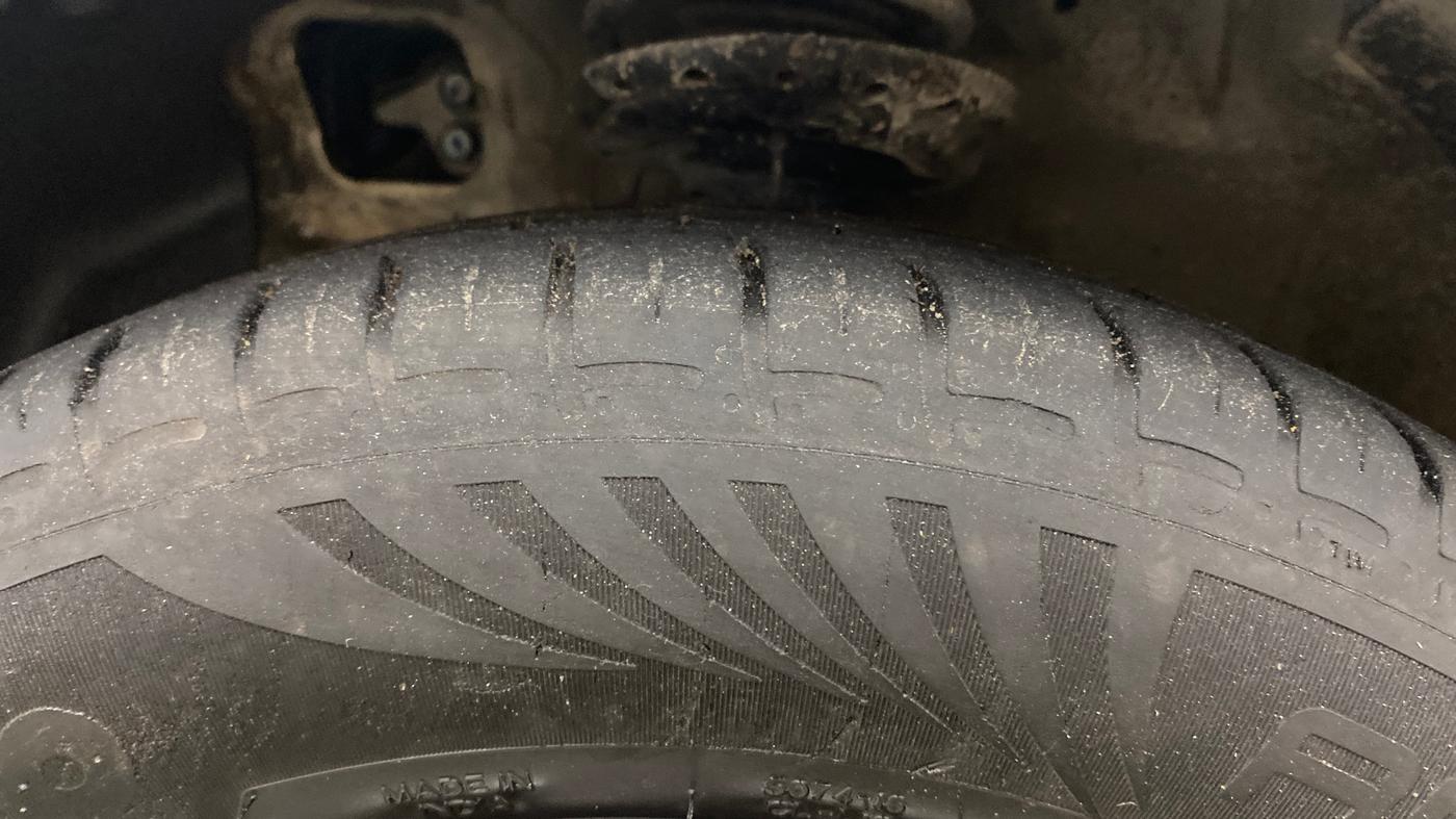 2014 Hyundai Xcent S 1.2, Petrol, Manual, 1,06,291 km, Left Front Tyre Tread