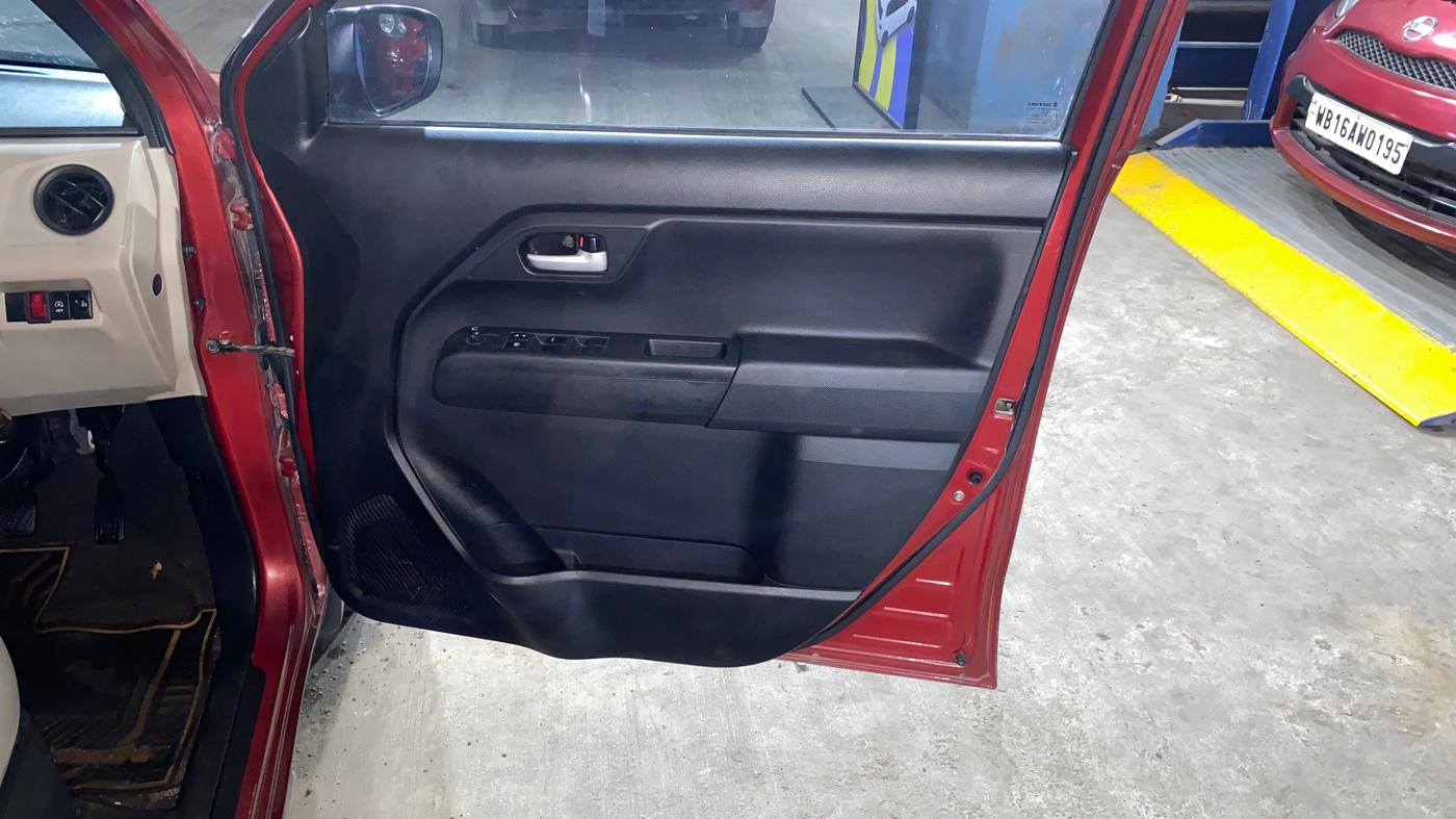 2022 Maruti New Wagon-R VXI 1.0, Petrol, Manual, 32,981 km, Driver Side Door Panels Control