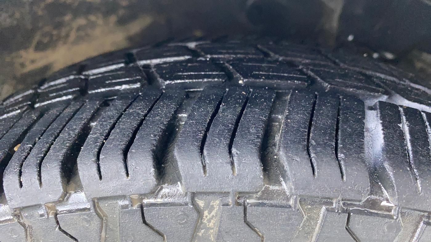 2018 Hyundai Eon MAGNA PLUS OPTIONAL, Petrol, Manual, 33,233 km, Right Front Tyre Tread
