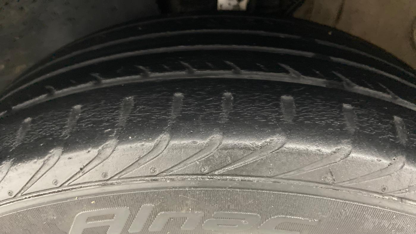 2017 Volkswagen Polo COMFORTLINE 1.2L PETROL, Petrol, Manual, 39,156 km, Left Front Tyre Tread