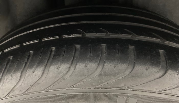 2017 Volkswagen Polo COMFORTLINE 1.2L PETROL, Petrol, Manual, 39,156 km, Right Rear Tyre Tread
