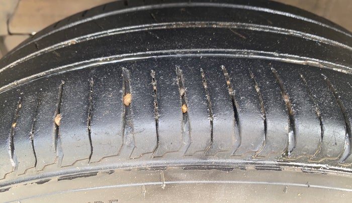 2017 Maruti Baleno DELTA PETROL 1.2, Petrol, Manual, 89,387 km, Left Front Tyre Tread