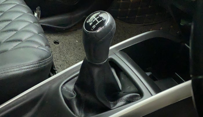 2015 Maruti Baleno ALPHA PETROL 1.2, Petrol, Manual, 69,031 km, Gear lever - Knob cover torn