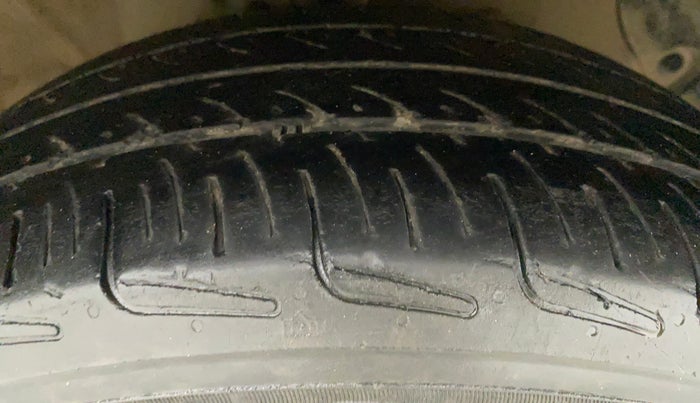 2018 Hyundai Grand i10 SPORTZ 1.2 KAPPA VTVT, CNG, Manual, 66,353 km, Right Front Tyre Tread