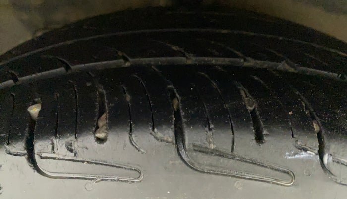 2018 Hyundai Grand i10 SPORTZ 1.2 KAPPA VTVT, CNG, Manual, 66,353 km, Right Rear Tyre Tread