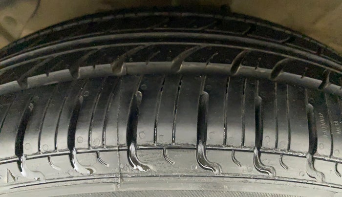 2018 Hyundai Grand i10 SPORTZ 1.2 KAPPA VTVT, CNG, Manual, 66,353 km, Left Front Tyre Tread