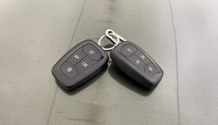 2020 Tata NEXON XZA PLUS (O) PETROL DUAL TONE, Petrol, Automatic, 60,456 km, Key Close Up