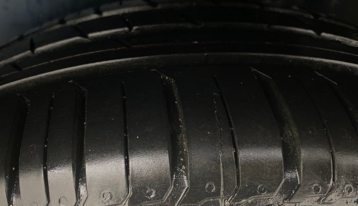 2016 Volkswagen Ameo HIGHLINE1.5L, Diesel, Manual, 1,02,971 km, Left Rear Tyre Tread