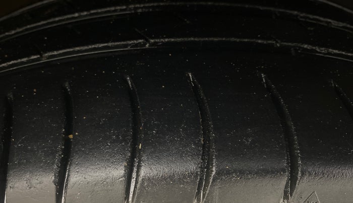 2016 Volkswagen Ameo HIGHLINE1.5L, Diesel, Manual, 1,02,971 km, Right Front Tyre Tread