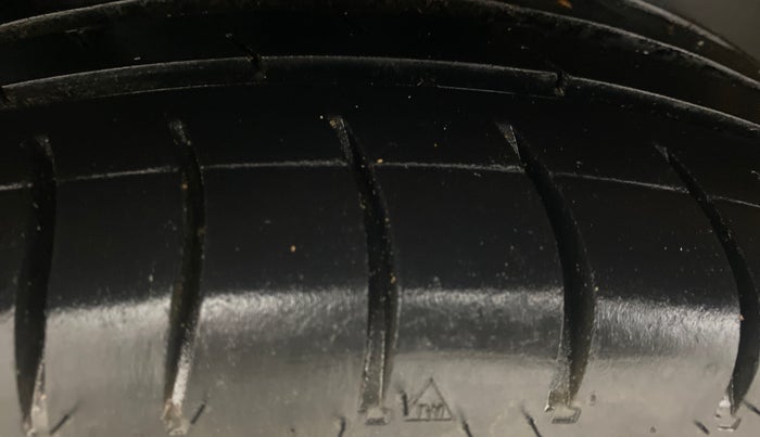 2016 Volkswagen Ameo HIGHLINE1.5L, Diesel, Manual, 1,02,971 km, Right Rear Tyre Tread