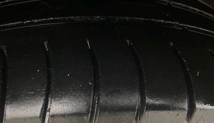 2016 Volkswagen Ameo HIGHLINE1.5L, Diesel, Manual, 1,02,971 km, Left Front Tyre Tread