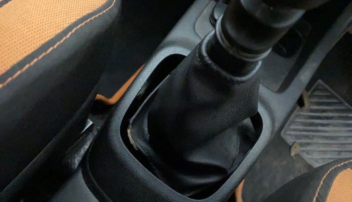 2018 Renault Kwid CLIMBER 1.0, Petrol, Manual, 24,046 km, Gear lever - Boot Cover minor damage