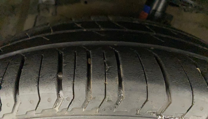 2016 Maruti Ciaz VXI, Petrol, Manual, 99,464 km, Left Front Tyre Tread