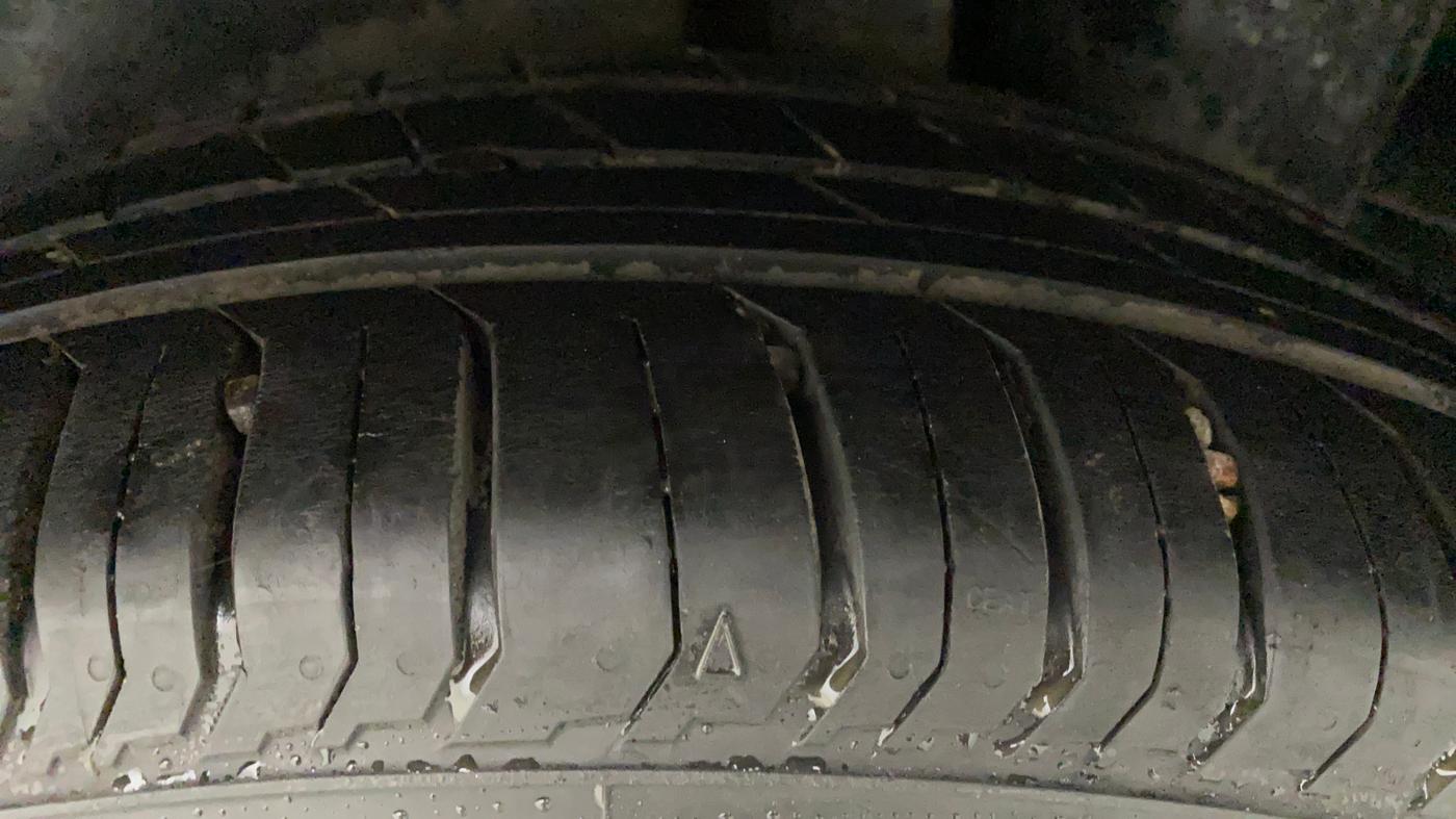 2016 Maruti Ciaz VXI, Petrol, Manual, 99,464 km, Left Rear Tyre Tread