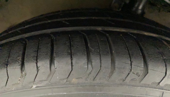 2016 Maruti Ciaz VXI, Petrol, Manual, 99,464 km, Right Front Tyre Tread