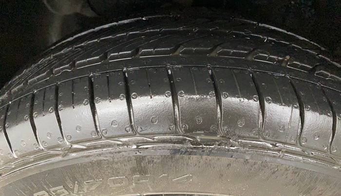 2016 Hyundai Elite i20 MAGNA 1.2, Petrol, Manual, 27,155 km, Left Front Tyre Tread