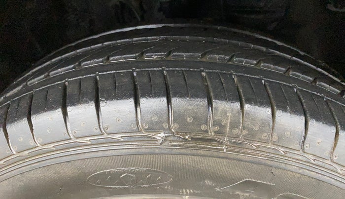 2016 Hyundai Elite i20 MAGNA 1.2, Petrol, Manual, 27,155 km, Right Front Tyre Tread