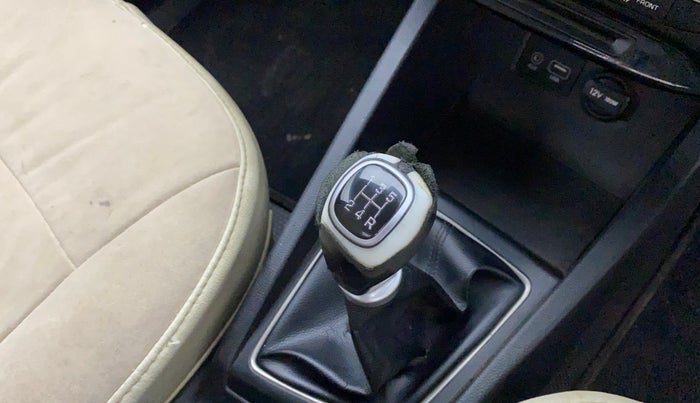 2015 Hyundai Elite i20 ASTA 1.2, Petrol, Manual, 1,02,238 km, Gear lever - Knob cover torn