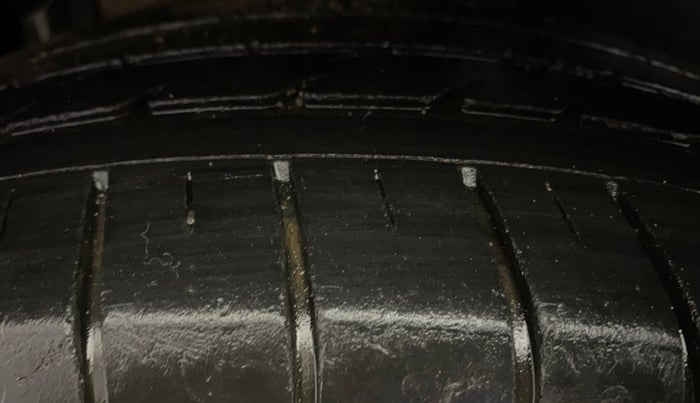 2018 Renault Captur PLATINE DIESEL DUAL TONE, Diesel, Manual, 1,03,432 km, Right Front Tyre Tread