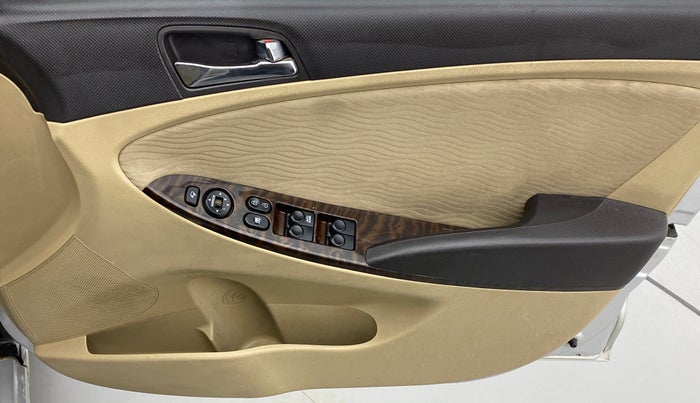 2013 Hyundai Verna FLUIDIC 1.6 VTVT SX, Petrol, Manual, 1,11,053 km, Driver Side Door Panels Control